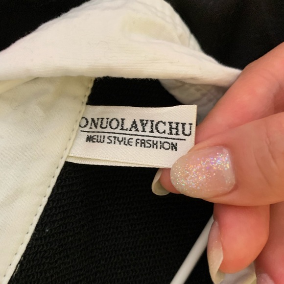 Collared black dress with embroidered cat print - Picture 5 of 7